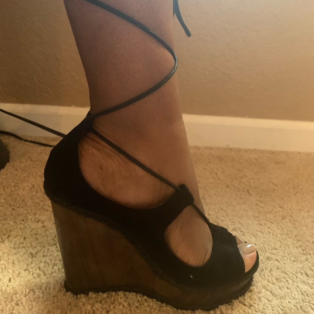 Super cute lace ups!